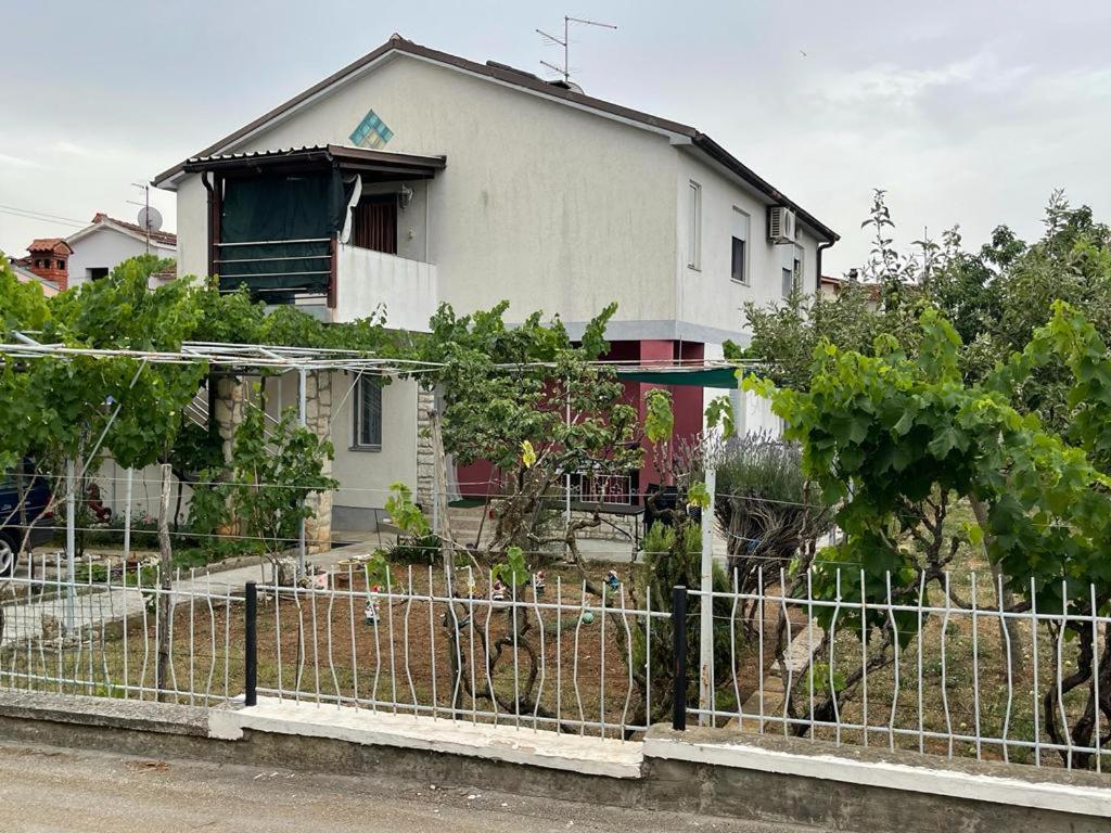 Apartman Pcelica Apartment พูลา ภายนอก รูปภาพ